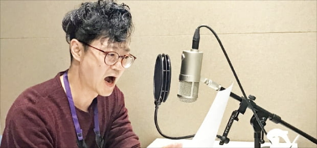 이규석 성우가 오디오북 플랫폼 윌라의 스튜디오에서 이문열의 《초한지》를 녹음하고 있다. 