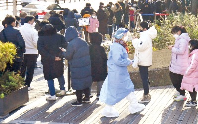 위드 코로나 대위기…정부 '긴급 멈춤' 검토