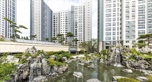 춘천 센트럴파크 푸르지오, 조경수에 폭포·연못까지…공원형 명품단지
