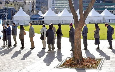 "방역패스 확대" vs "자영업자 또 희생"…방역강화 수위 고심