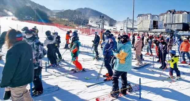 [포토] 코로나에도 북적…돌아온 스키 시즌