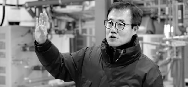 이상섭 지에프아이 대표가 경기 김포 공장에서 이지스 제조 공정을 설명하고 있다.  민경진 기자 