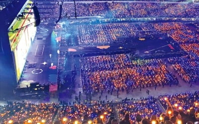 [포토] BTS,  2년 만에 대면 콘서트…보랏빛 물든 LA 공연장