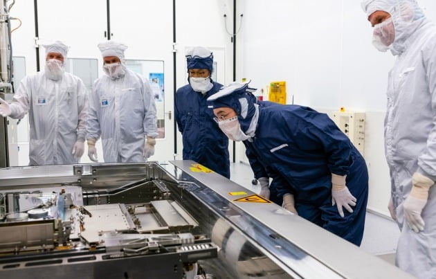사진=이재용(오른쪽 둘째) 삼성전자 부회장이 2020년 10월 13일 네덜란드 에인트호번의 ASML 본사를 찾아 극자외선(EUV) 장비를 살펴보고 있다. 삼성전자 제공