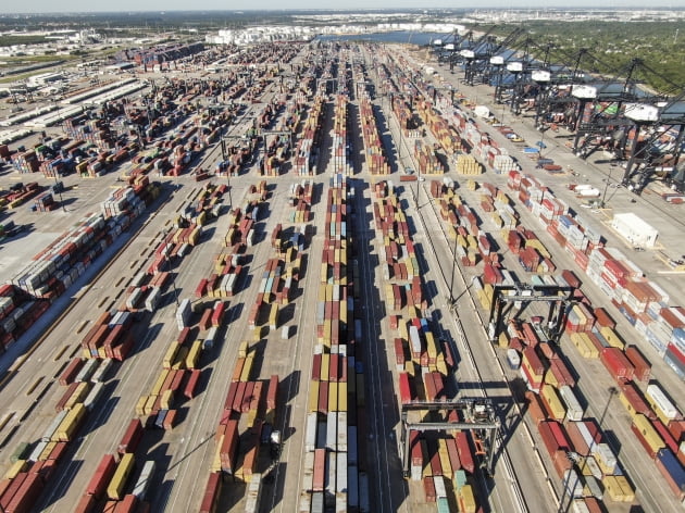 사진=글로벌 공급망 차질이 이어지고 있는 가운데 10월 29일 미국 텍사스주 라포트의 휴스턴 항구에 컨테이너들이 쌓여 있다. EPA·연합뉴스