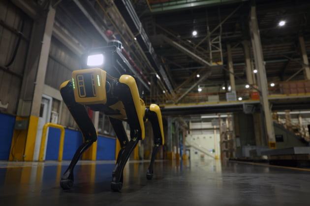 기아 광명 공장에서 운용 중인 보스턴다이내믹스의 4족 보행 로봇 ‘스팟’. 사진=현대차 제공