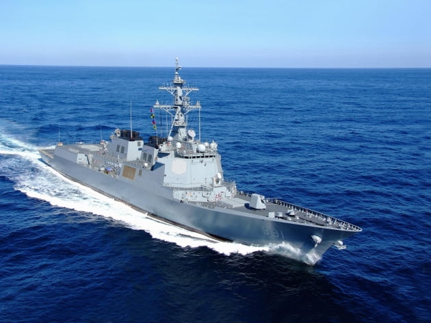 사진=현대중공업이 지난 2008년 해군에 인도한 한국 최초의 이지스 구축함 ‘세종대왕함’. 현대중공업 제공