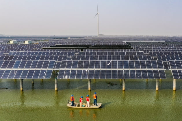 사진=중국 장쑤성 양저우 바오잉현의 어로 수역에 설치된 태양광·풍력 발전 단지 주변에서 11월 3일 관계자들이 시설물을 점검하고 있다. 신화통신·연합뉴스