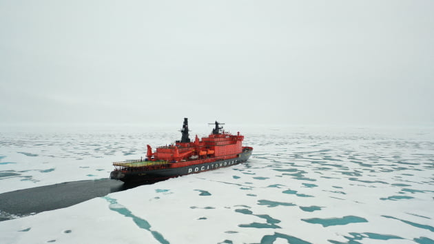 러시아 쇄빙선이 북극해를 통과하고 있다. 사진=연합뉴스