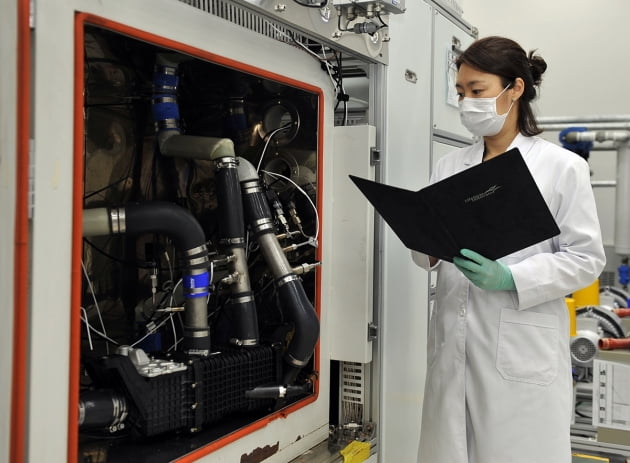 코오롱인더스트리 연구원이 현대자동차의 차세대 수소연료전지 시스템에 공급되는 수분제어장치의 성능을 테스트하고 있다 (사진=코오롱)