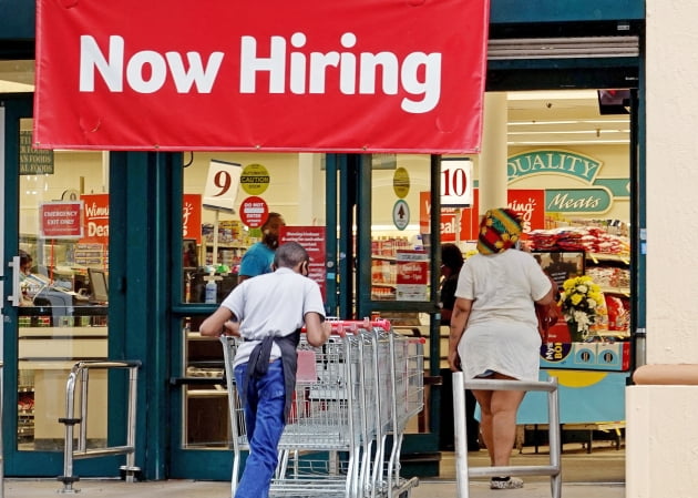 사진=미국의 한 슈퍼마켓에 사람을 구한다는 안내문이 걸려 있다. AFP·연합뉴스