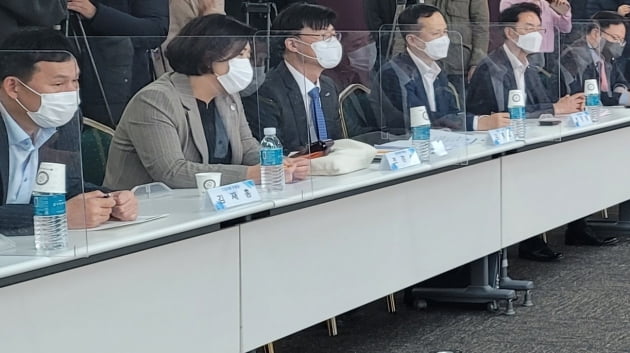 19일 오후 서울 중구 은행회관에서 열린 ‘은행 가계대출 금리 운영현황 점검회의’에 8개 시중은행 여신담당 부행장들이 참석했다. 사진=김태림 기자