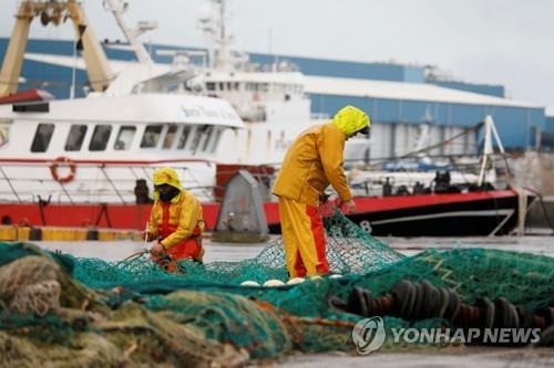 영·프 어업분쟁 대화 모드로…마크롱 "협상 지속·제재 보류"