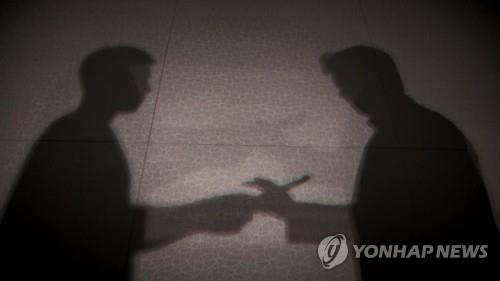 '대가성 금품수수' 이용섭 시장 수행비서 검찰 송치