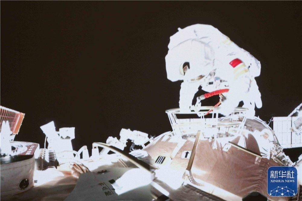 중국 여성 우주비행사 첫 우주선 밖 임무 수행 성공