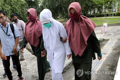 인니 아체주, 간통 남녀에 또 공개 태형…회초리질 17대