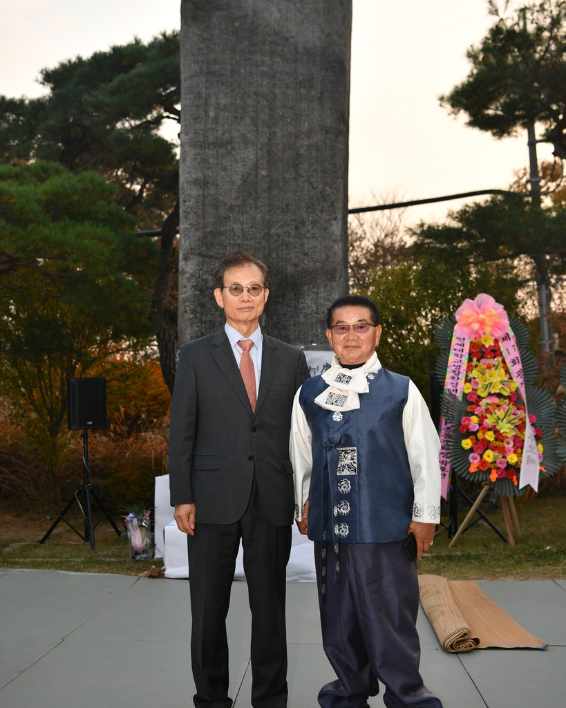 음식점 뜰에 6m 높이 광개토대왕비 세우고 17년째 추모제