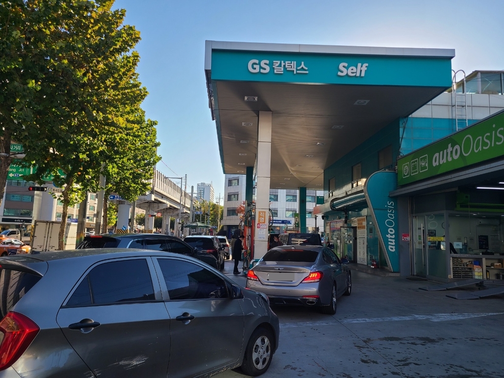 일부러 안 넣고 기다렸다…가격 먼저 내린 직영주유소 긴 행렬 | 한국경제 일부러 안 넣고 기다렸다…가격 먼저 내린 직영주유소 긴 행렬