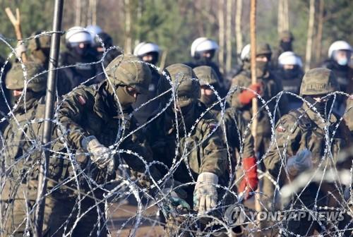 벨라루스 '난민 밀어내기 공격'에 인권 딜레마 빠진 EU