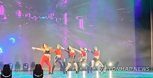 [월드&포토] 'K팝공연을 기다리며'…홍콩 K팝 커버댄스 축제