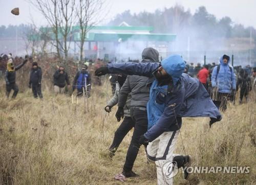 벨라루스-폴란드, 국경서 난민 충돌 두고 공방전