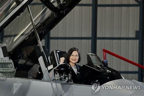 대만 최신 F-16V 64대 실전배치…총통 조종석 앉아 '항전의지'