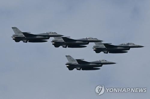 대만 최신 F-16V 64대 실전배치…총통 조종석 앉아 '항전의지'