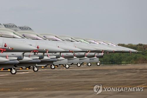 대만 최신 F-16V 64대 실전배치…총통 조종석 앉아 '항전의지'