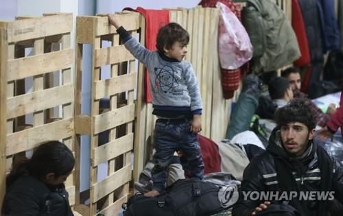 벨라루스-폴란드 국경 난민들, 벨라루스 측 임시수용소로 이주