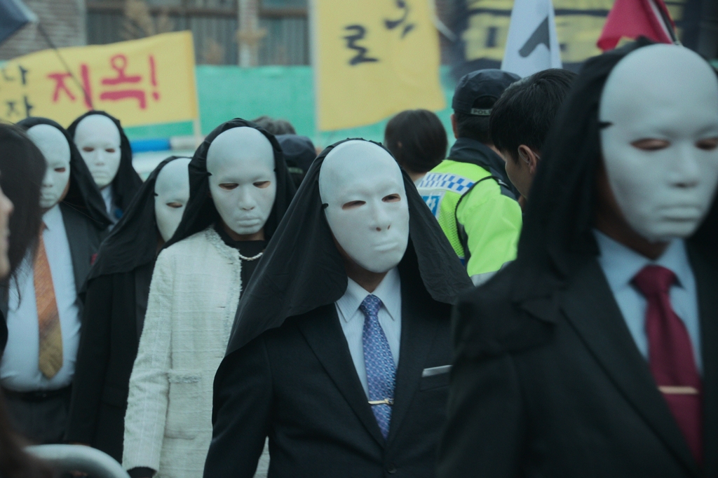재난영화 공식으로 그려낸 연상호의 디스토피아 '지옥'