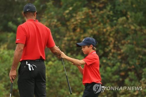 '아빠+아들' 골프대회 주최 측 "타이거, 자리 비워놨어"