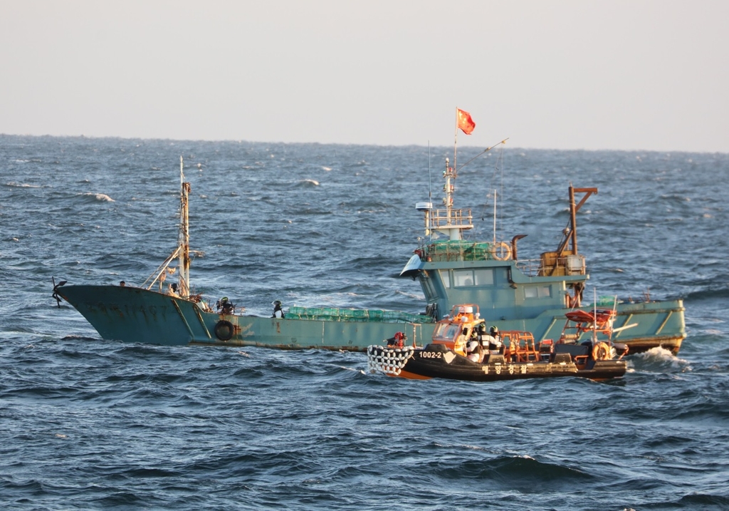 백령도 해상서 불법조업 중국어선 나포…어획물 220㎏ 발견