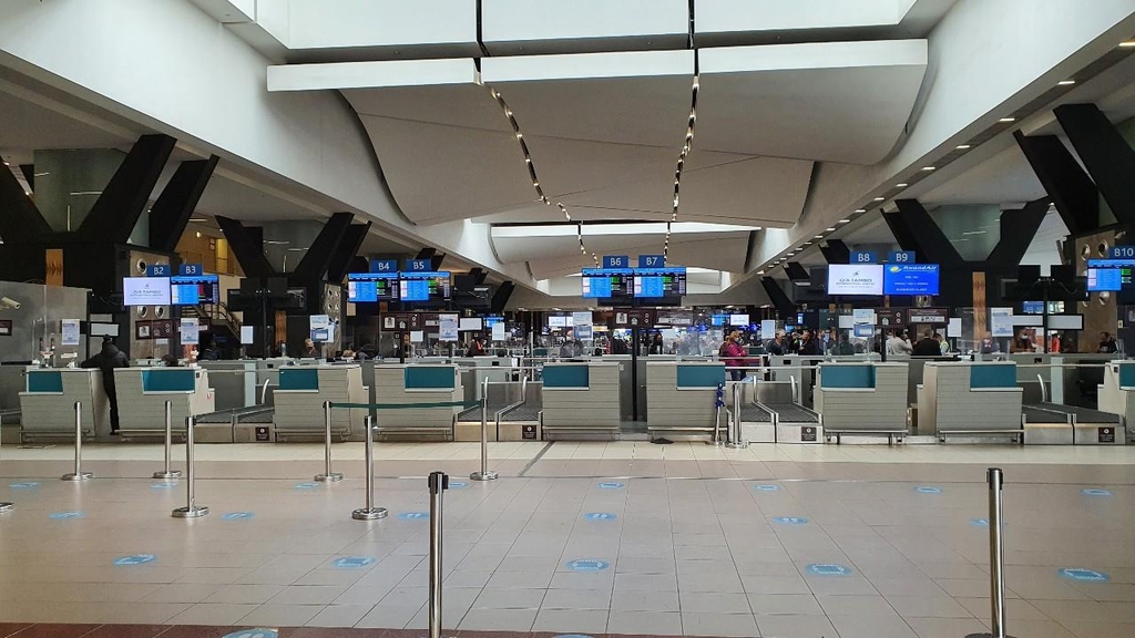 [월드&포토] 남아공 요하네스버그 한 공항, 두 모습