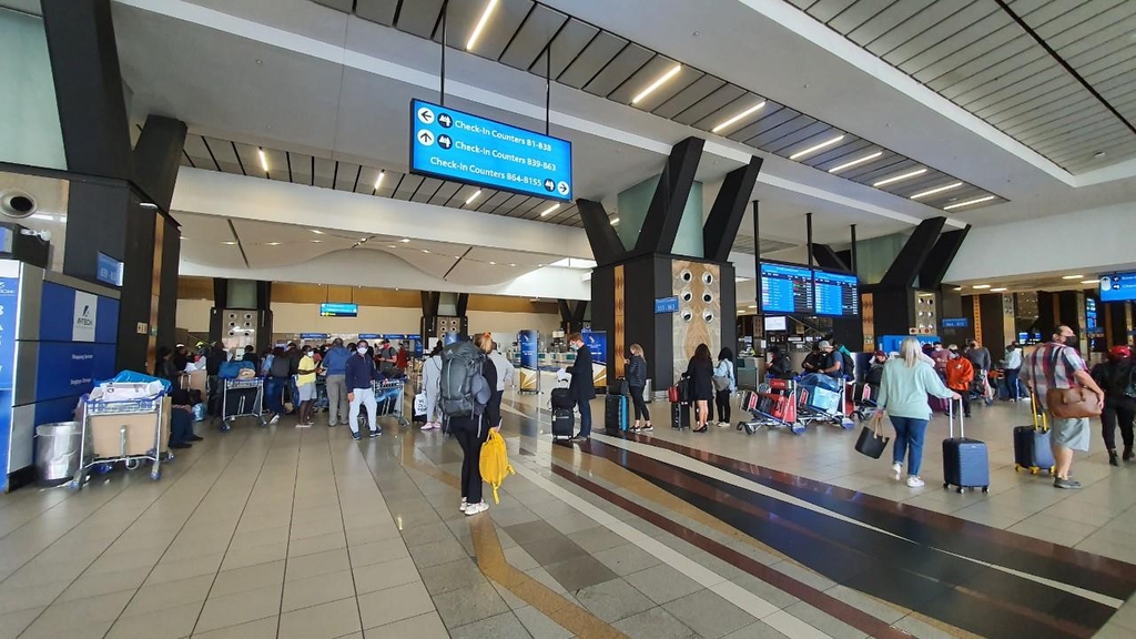 [월드&포토] 남아공 요하네스버그 한 공항, 두 모습