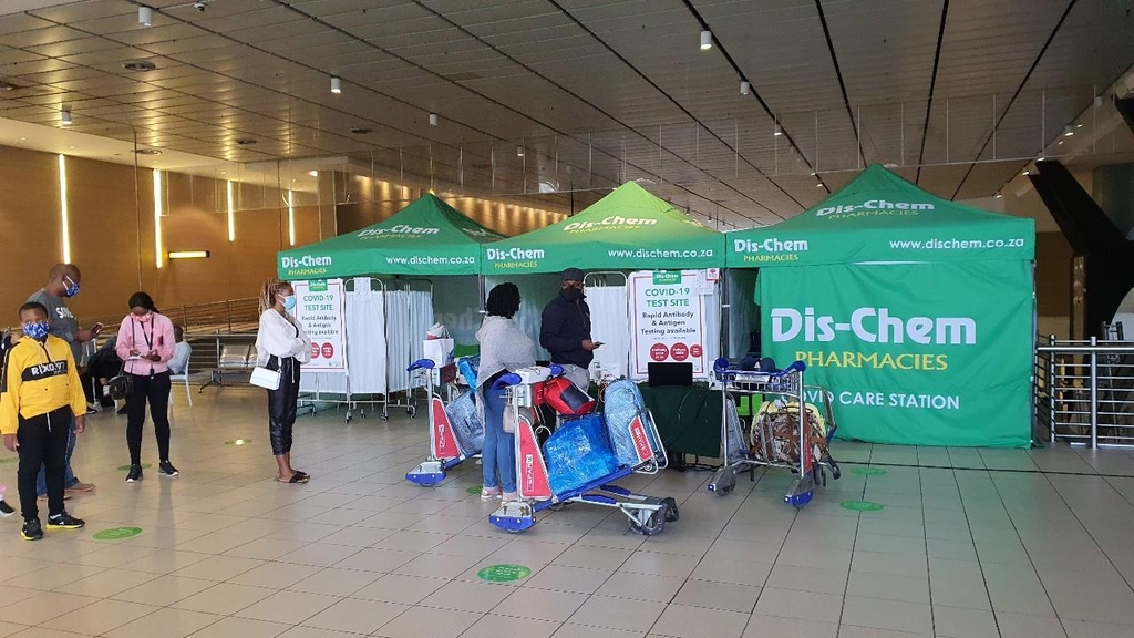 [월드&포토] 남아공 요하네스버그 한 공항, 두 모습