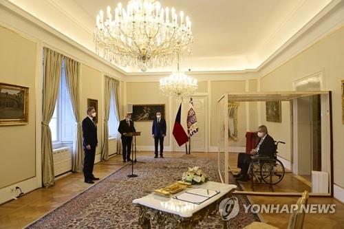 코로나 확진 체코 대통령, 아크릴박스 안에서 총리 임명