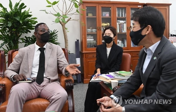 "오징어게임 추가보상 논의 중"...망사용료 꼼수?