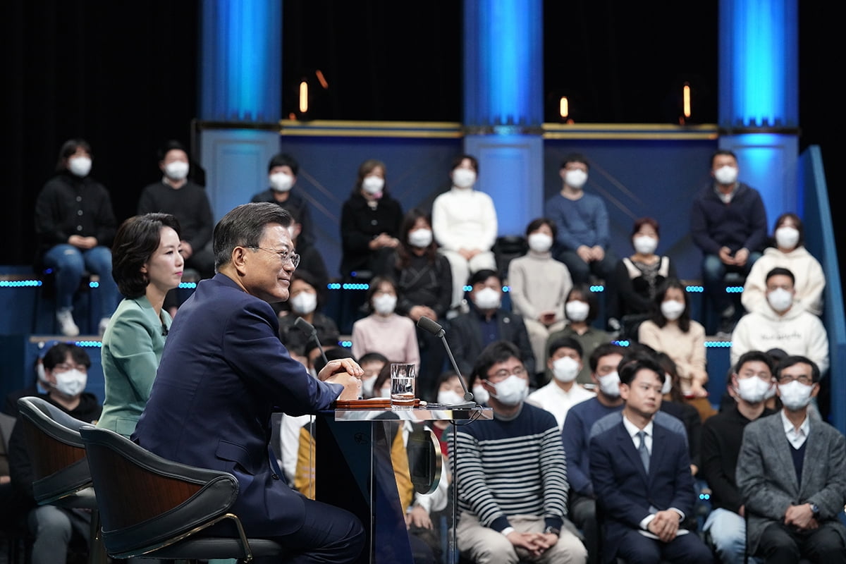 문 대통령이 21일 저녁 생방송으로 진행된 '국민과의 대화'에서 국민들의 질문에 직접 답했다. (청와대 제공)