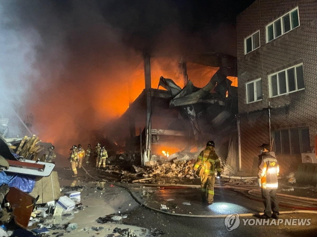 경북 성주 장갑공장 화재, 10시간 만에 큰 불 잡아…진화 밤샘 가능성