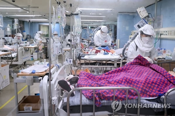 하루 사망자만 52명…병상대기자 이틀째 1,000명대 '비상'