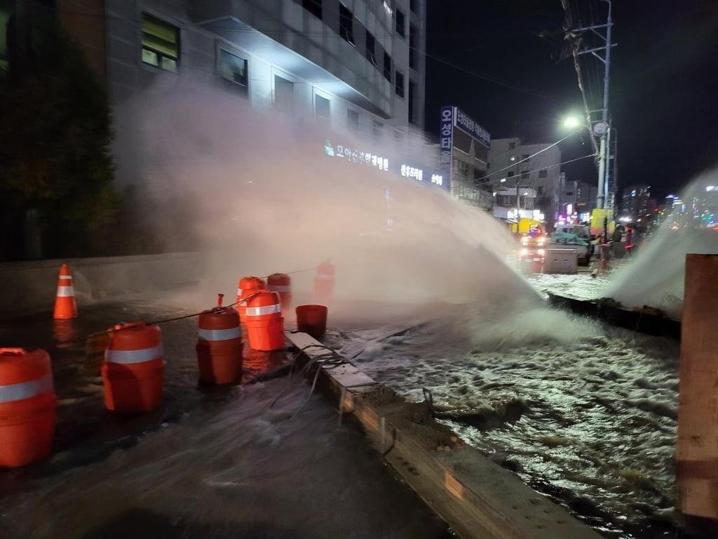 광주 백운광장 물바다…하수관로 공사중 상수도관 파열