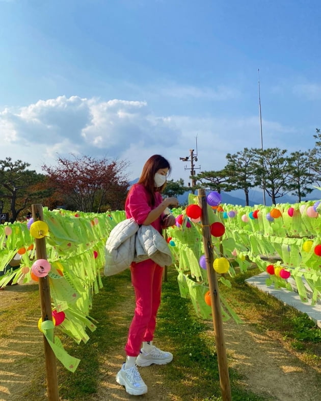 '한재석♥' 박솔미, 사찰의 고요 깨뜨리는 '핫핑크룩'…소원 종이는 신중하게 [TEN★]