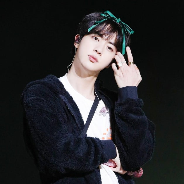 '팬 바보' 방탄소년단 진, 콘서트 무대에서 5년전 핑크 인이어 착용한 까닭은?