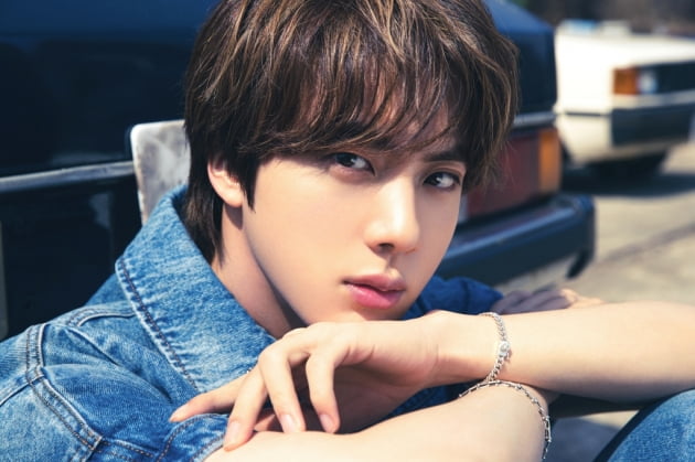 방탄소년단 진, 'Yours'로 역사 쓰는 중…韓 남자 솔로 최초 빌보드 '글로벌 200'