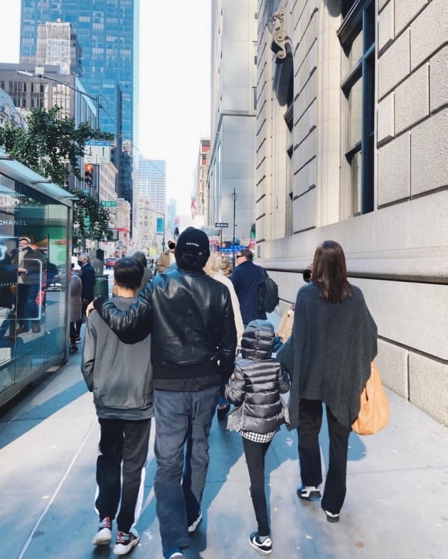 권상우♥손태영, 아들·딸과 뉴욕 걷는 뒷모습…다리 길이마저 닮은 "가족"  [TEN★]