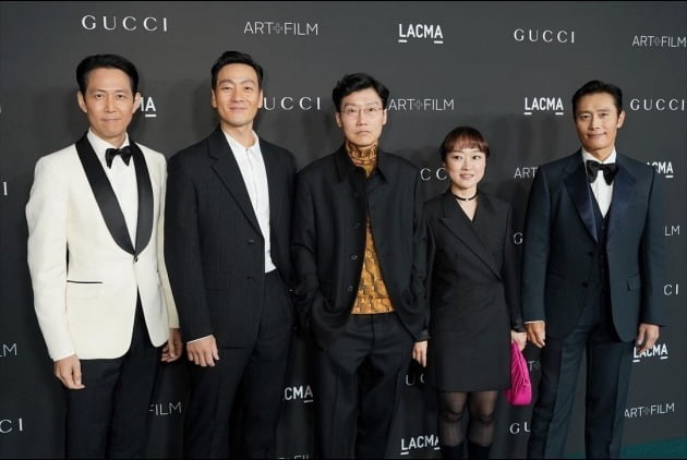 2021 LACMA 아트+필름 갈라 행사에 참석한 배우 이정재(맨 왼쪽). / 사진=LACMA 아트+필름 갈라 인스타그램