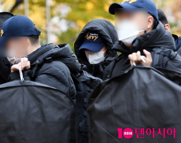 [TEN 포토] 병장 박보검 '후임병들 호위 받으며'
