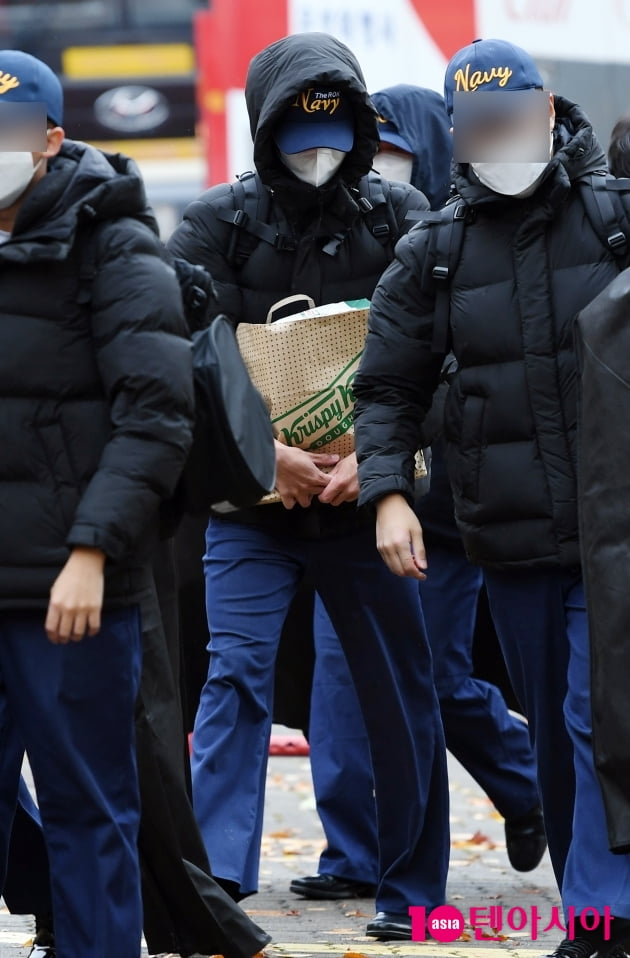 [TEN 포토+] 병장 박보검 '이 순수함~대체불가...가려도 멋짐 폭발'