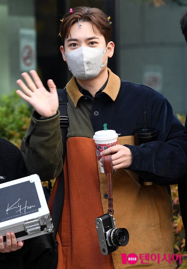 [TEN 포토] 라포엠 유채훈, 머리 세팅중...핀 있어도 멋짐