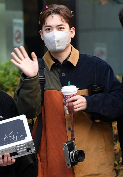 [TEN 포토] 라포엠 유채훈, 머리 세팅중...핀 있어도 멋짐